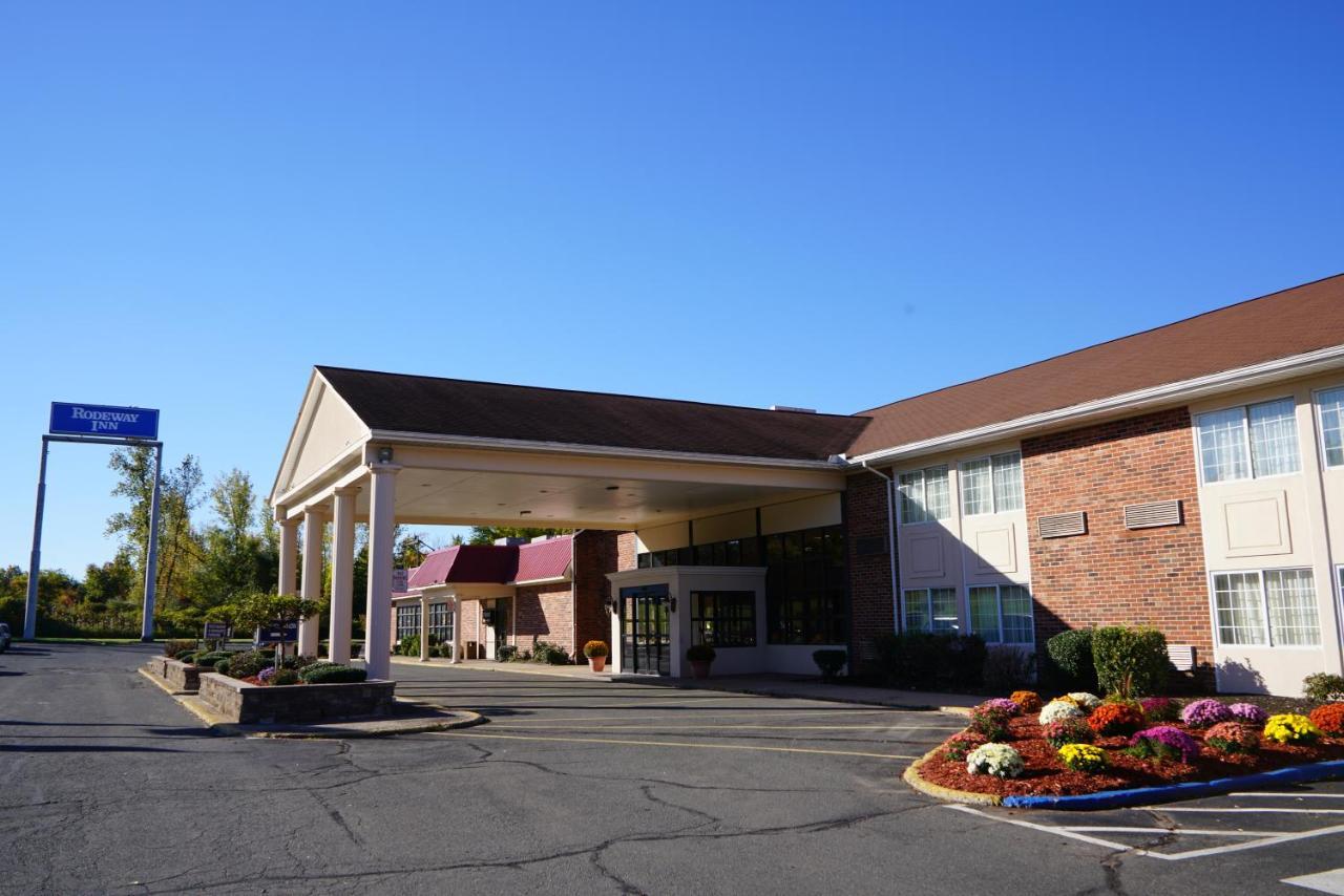 Rodeway Inn & Suites East Windsor Exterior photo