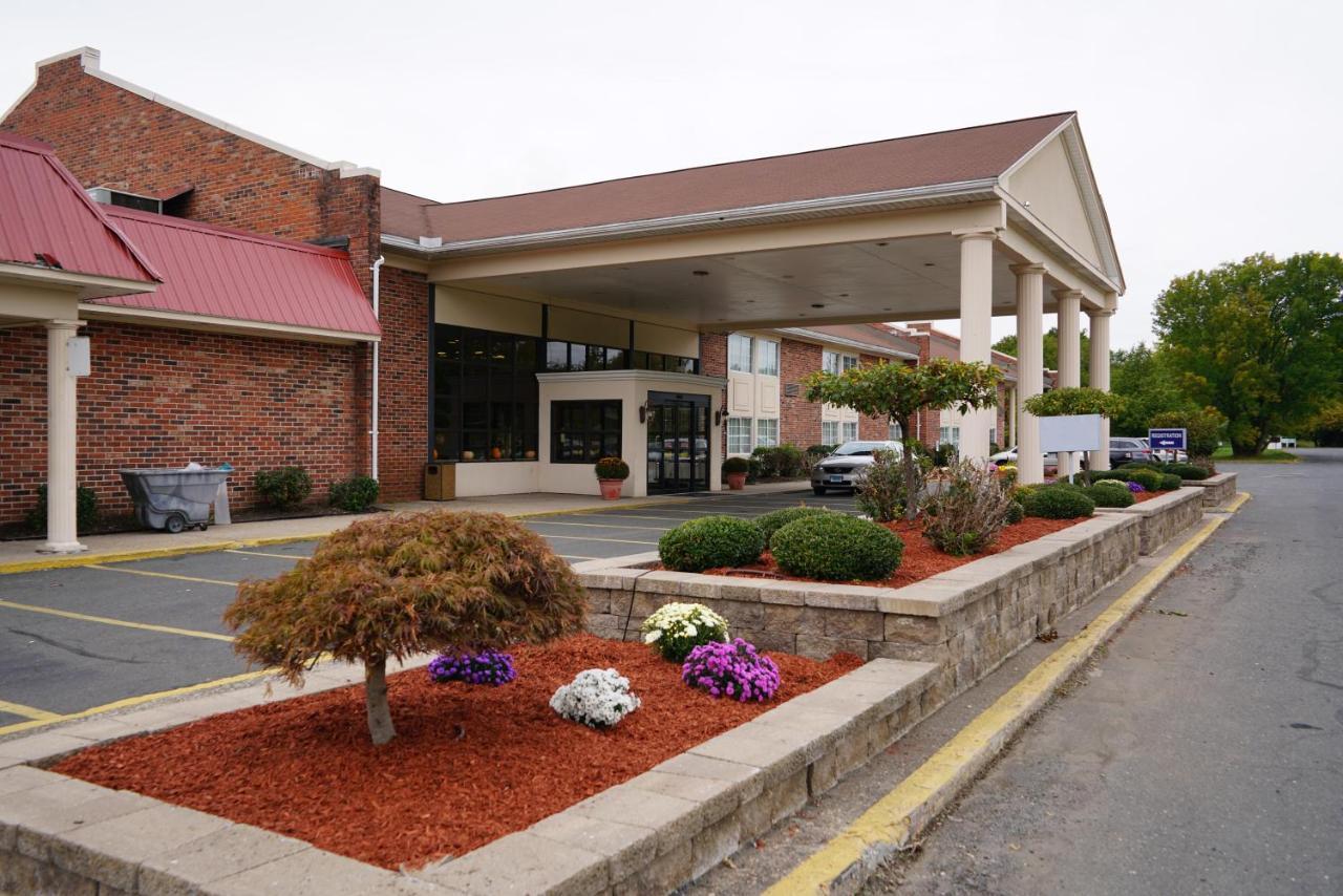 Rodeway Inn & Suites East Windsor Exterior photo