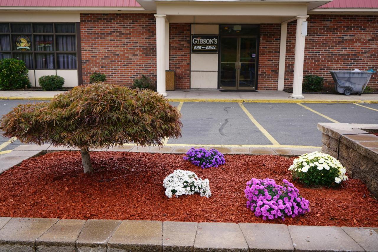 Rodeway Inn & Suites East Windsor Exterior photo