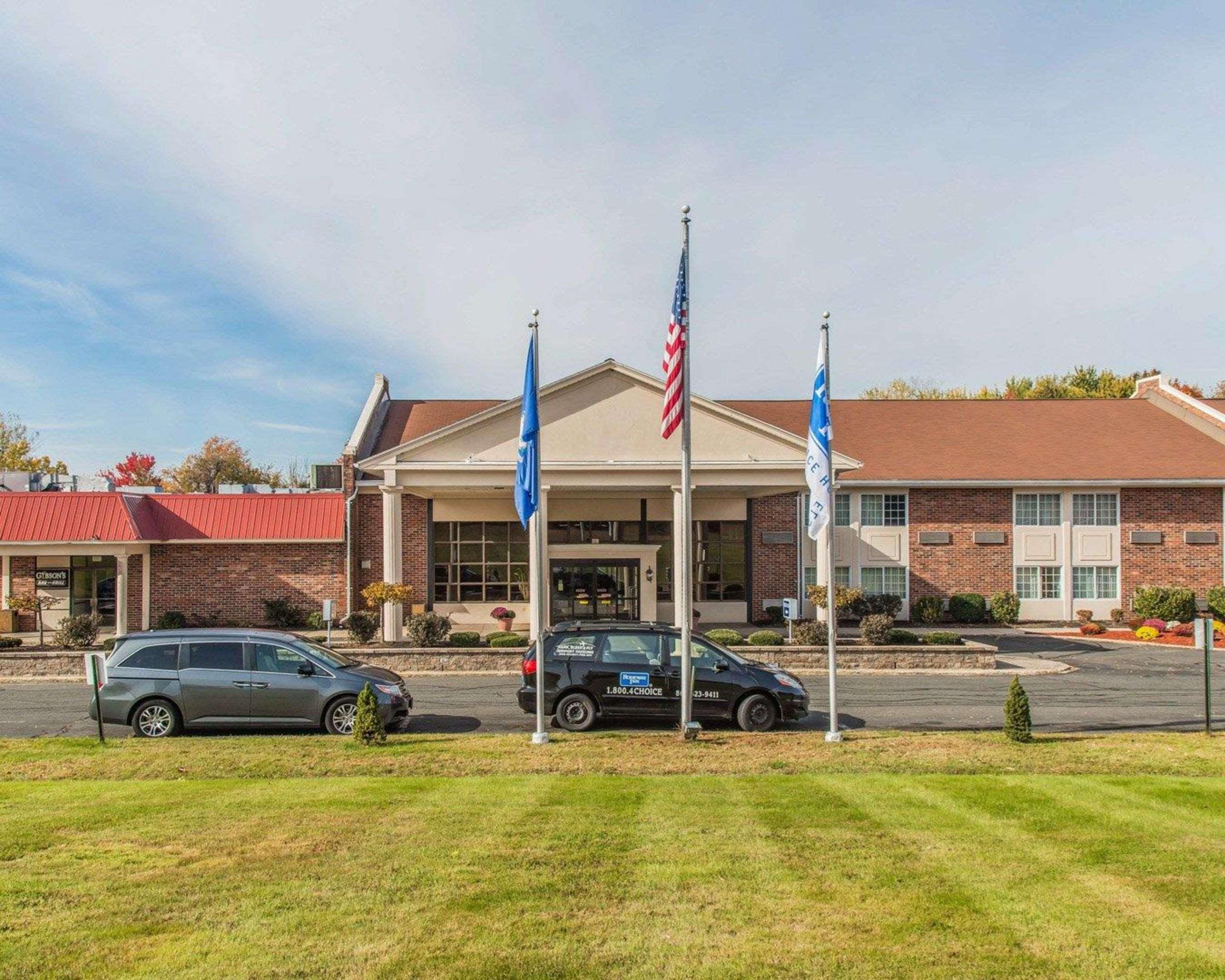 Rodeway Inn & Suites East Windsor Exterior photo